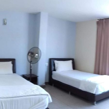 Oyo 90021 Star View Hotel Kampong Batu Tiga Exterior foto